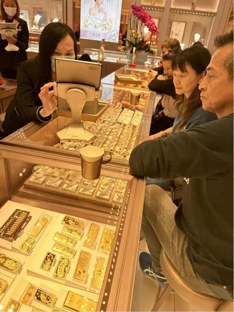 內地游客擠爆香港金店
